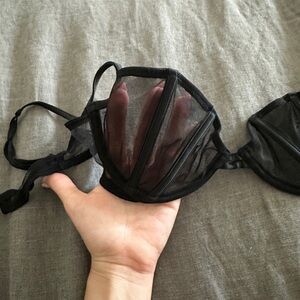 La Perla Black label size 2. Fits a 32 b/c